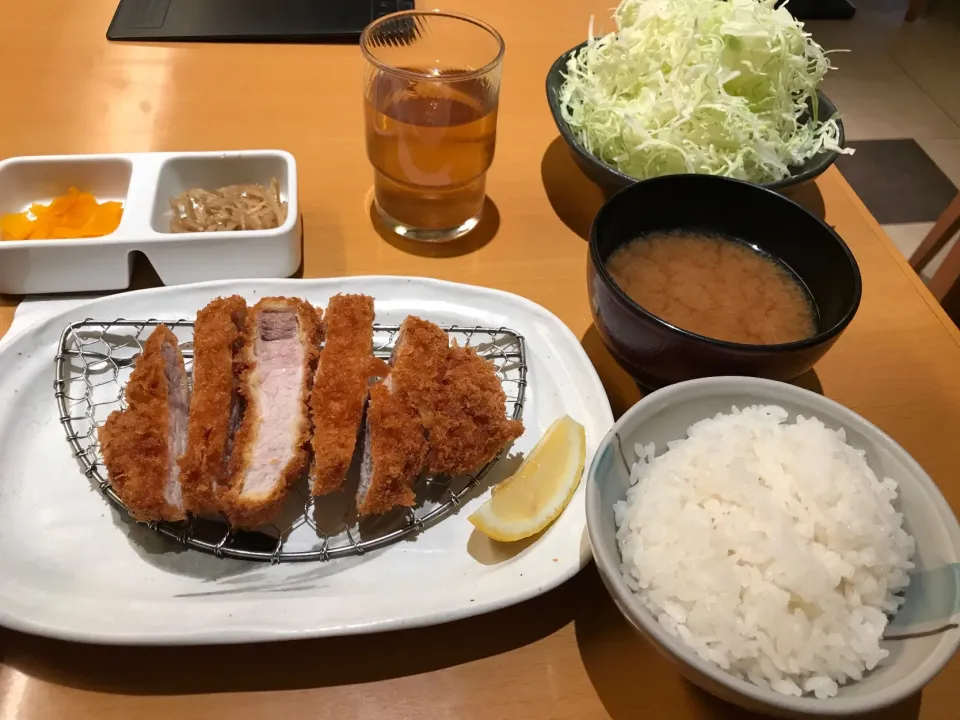 Snapdishの料理写真:ロースカツ定食|手品先輩さん