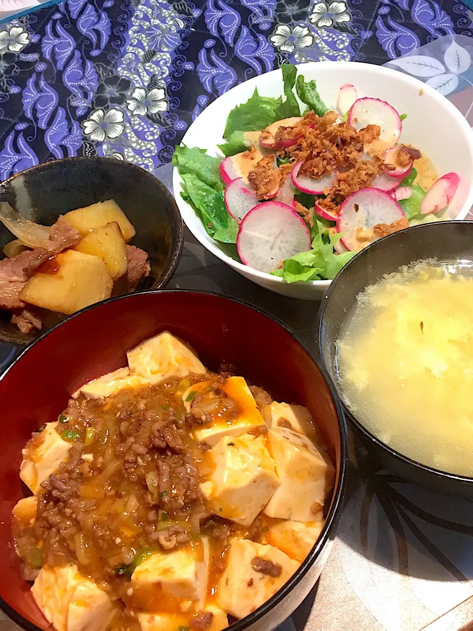 晩御飯
マーボ丼、玉ねぎ玉子スープ、レタスとラディッシュのサラダ|かよちゃんさん