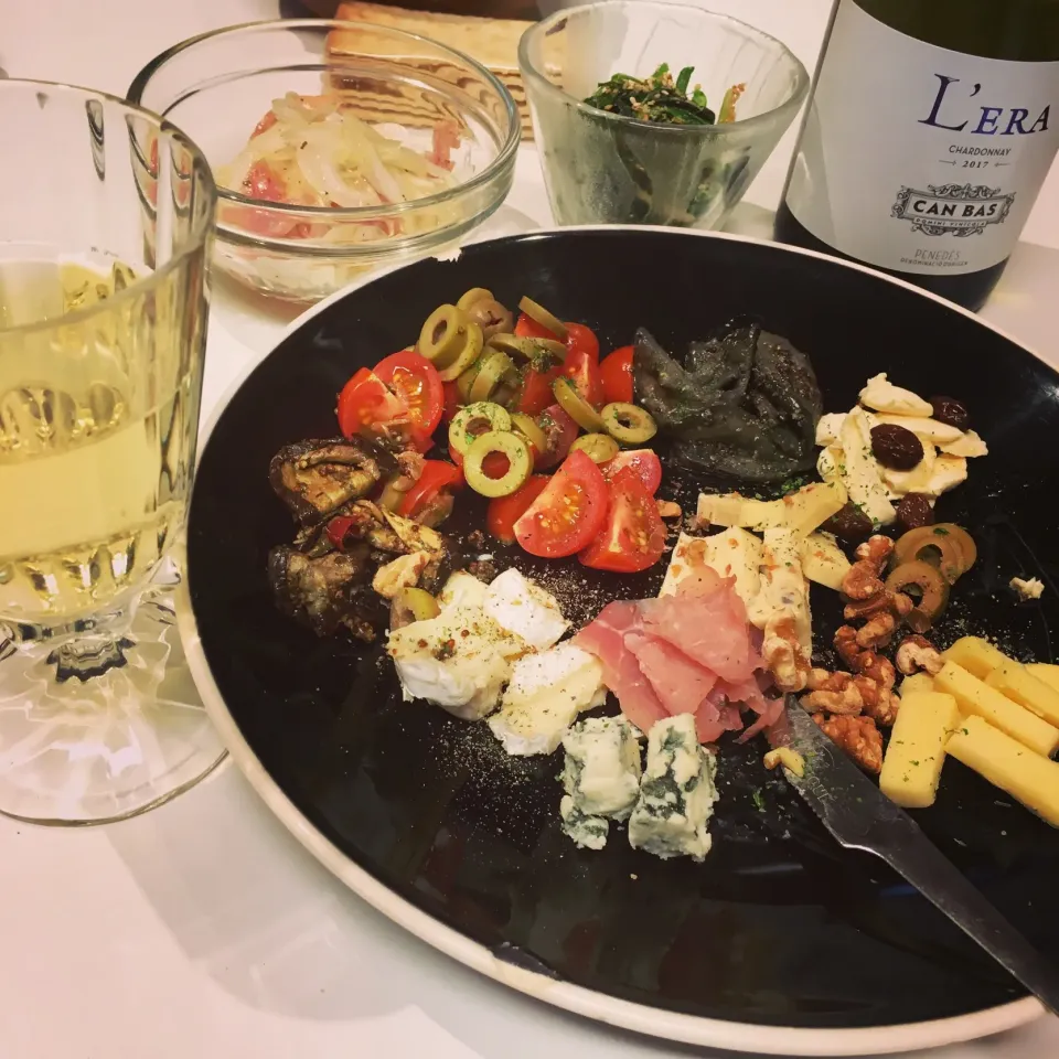 独りワイン🍷チーズ🧀盛り合わせに、茄子とアンチョビのマスタードマリネ、新玉と生ハムのサラダ、ほうれん草の胡麻和え❣️|ヲルカさん