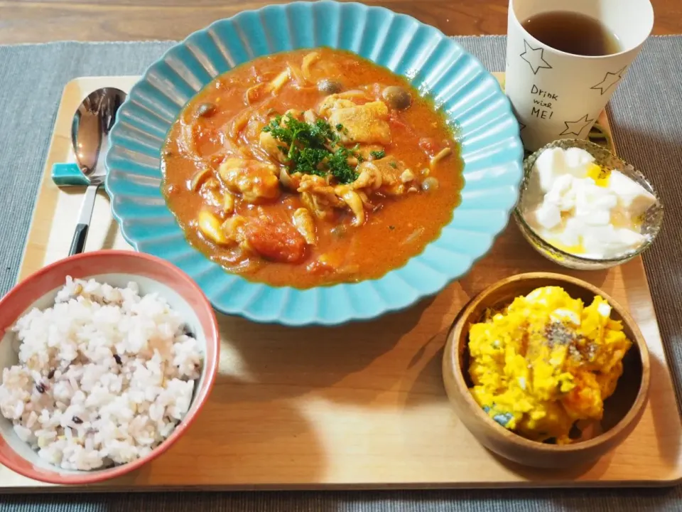 鶏肉のトマト煮、デリ風カボチャサラダ、洋風冷奴、三十穀米|おむすびさん