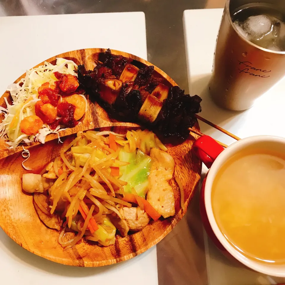 豚肉と野菜炒め、サラダ、エビチリ、焼き鳥皮鶏もも、卵と春雨中華スープ  #おうちごはん|りのりのさん
