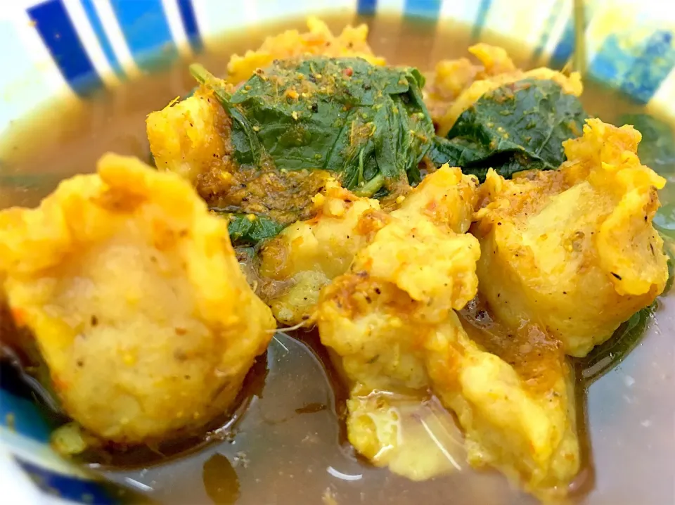 Red curry with clown featherback fishball|Issara. 🍴さん