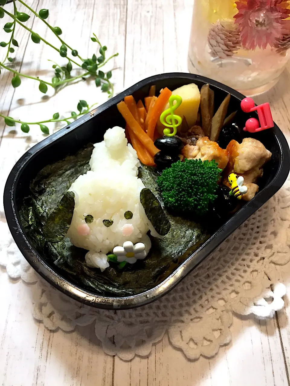 Snapdishの料理写真:お花で遊ぶわんちゃんのお弁当☆|makoryuneさん