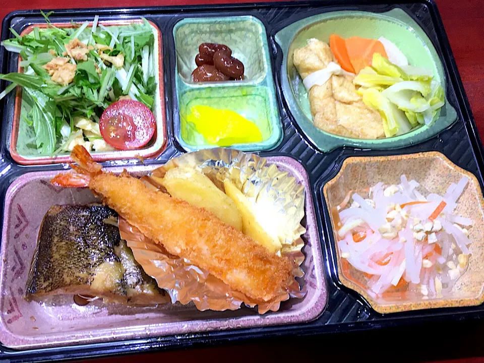 Snapdishの料理写真:カレイの煮付け 日替わり弁当 豊川市豊橋市一部エリア宅配|Naokazu Kuritaさん