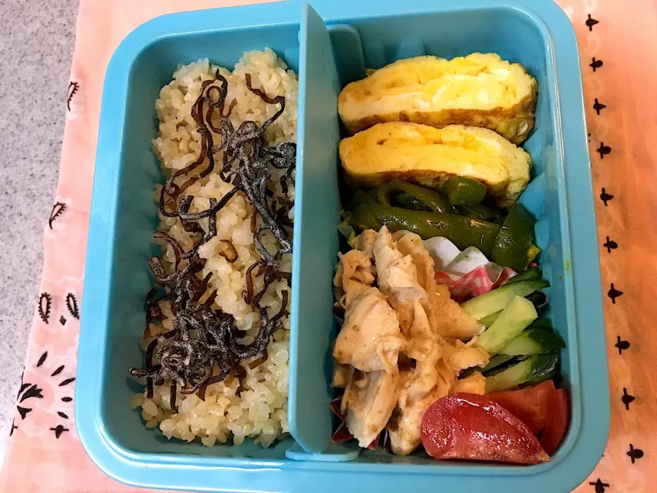 ♫3/9今日のお弁当♫〜バンバンジーサラダ、ピーマンカレー味炒め、だし巻き卵、プチトマト〜|Satokoさん