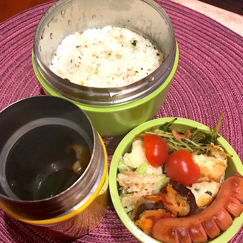 Snapdishの料理写真:今日のお弁当🍱
今日も北風が吹き寒そうです😣
週末目前 気を抜かず
風邪ひかないように
あたたかいごはんとお味噌汁で
あたたまってね🙂
今日も一日
頑張ってまいりましょう٩( 'ω' )و|mokoさん