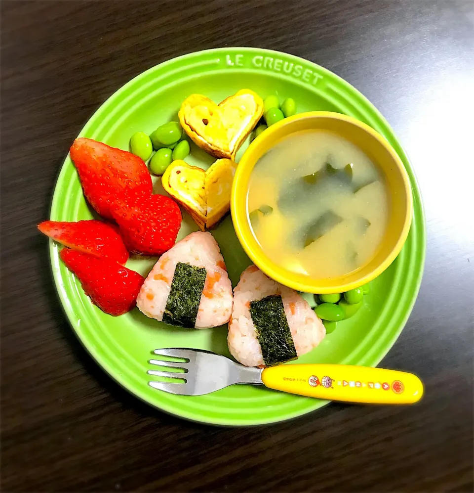 Snapdishの料理写真:3/9❁息子 朝ごはん☀️
しゃけおにぎり🍙🐟
枝豆
チーズ入り卵焼き
豆腐とわかめのお味噌汁
いちご🍓|つんさん