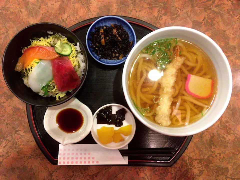 Snapdishの料理写真:おすすめ定食(海鮮丼と天ぷらうどん)|ばーさんさん