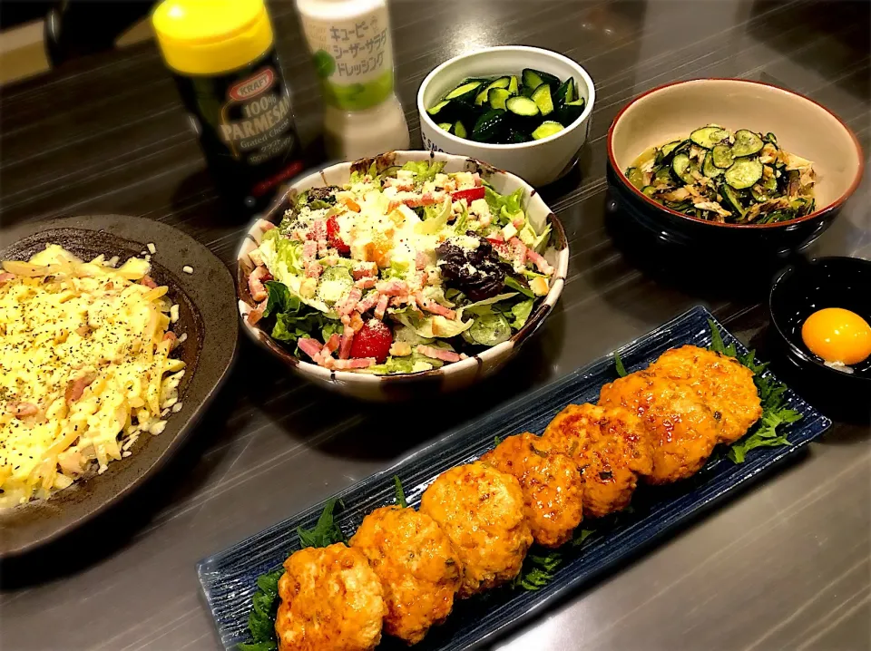 昨晩の夕食🍴
○月見つくね🥚
○ジャガイモのチーズ焼き🧀
○シーザーサラダ🥗
○きゅうりと焼き魚の酢の物🐟
○きゅうりの浅漬け🥒|anzさん