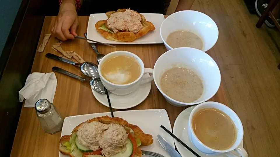 Delifrance Tuna & Seafood croissants with mushroom soup|🌷lynnlicious🌷さん