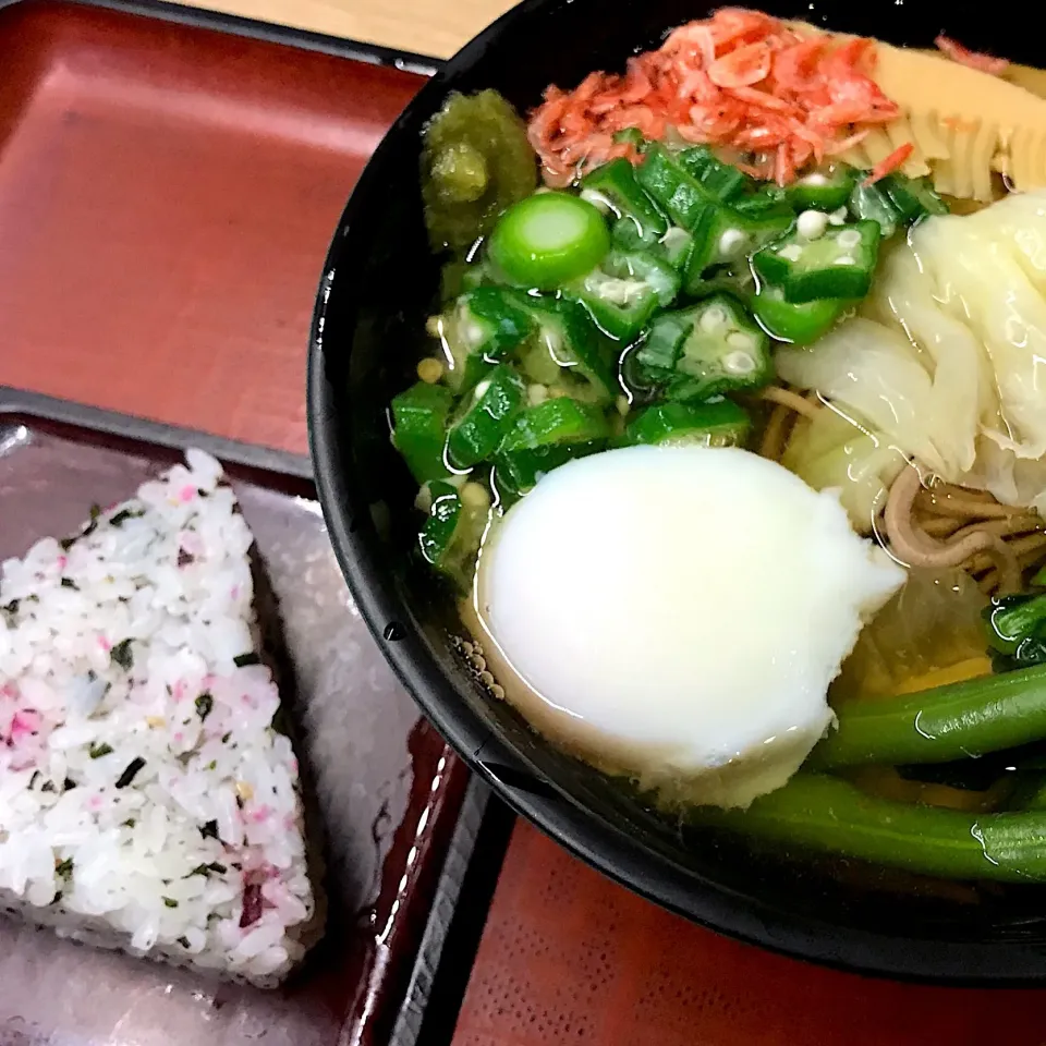 毎度毎度手が切れそうに角の立ったおにぎりと、贅沢にも5種の野菜入り温玉そばを昼餉とする。でも、私…卵の黄身でダシが濁るの嫌いだから卵避けてたのに忘れてた💦|にゃあ（芸名）さん