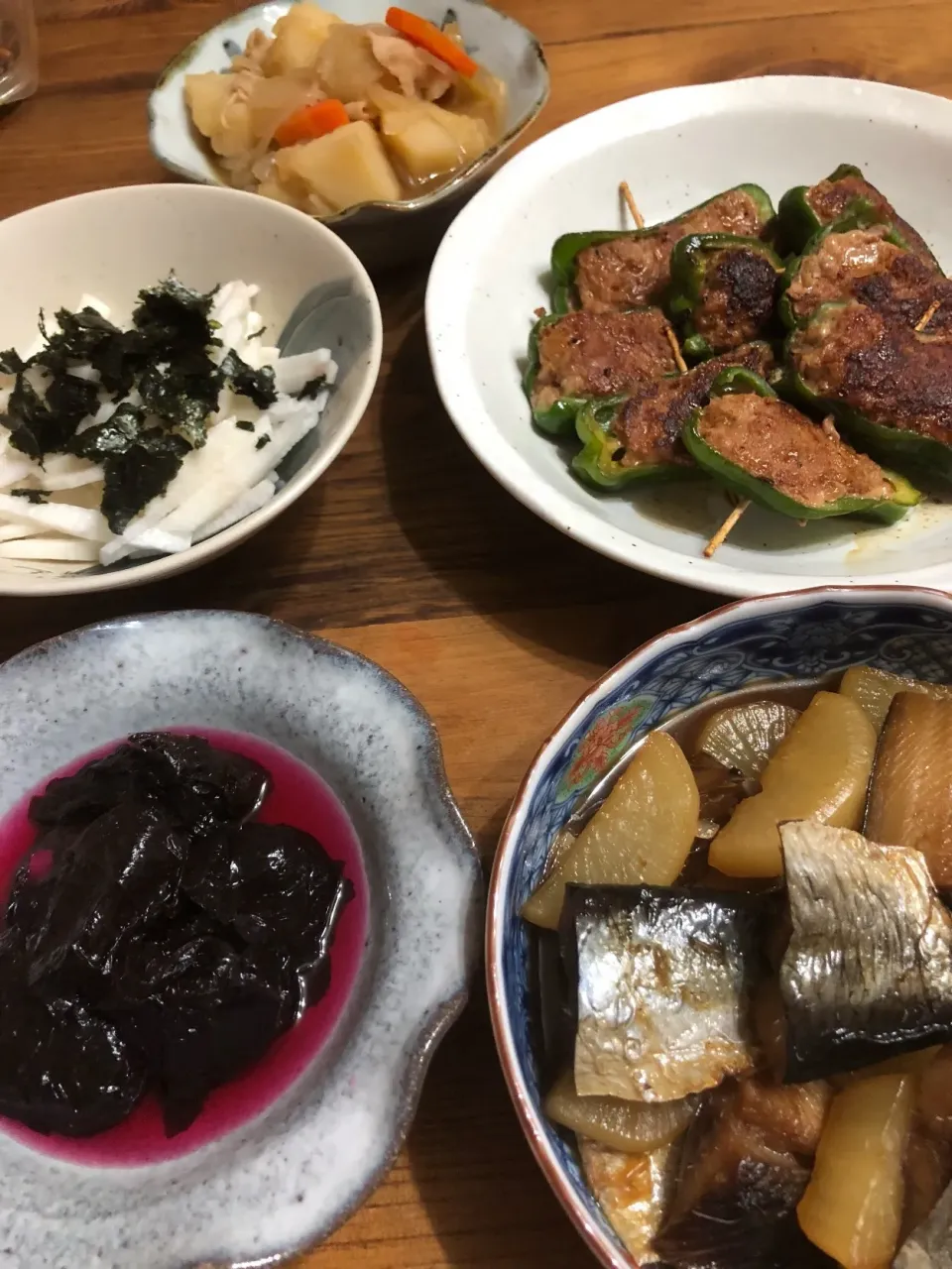 夜ごはん、ニシンと大根の煮物、ピーマンの肉詰め、山芋の千切り、パイナップルの紫蘇巻き🍍「お土産でもらったもの」夕べの残りものの肉じゃがです|Lindaさん