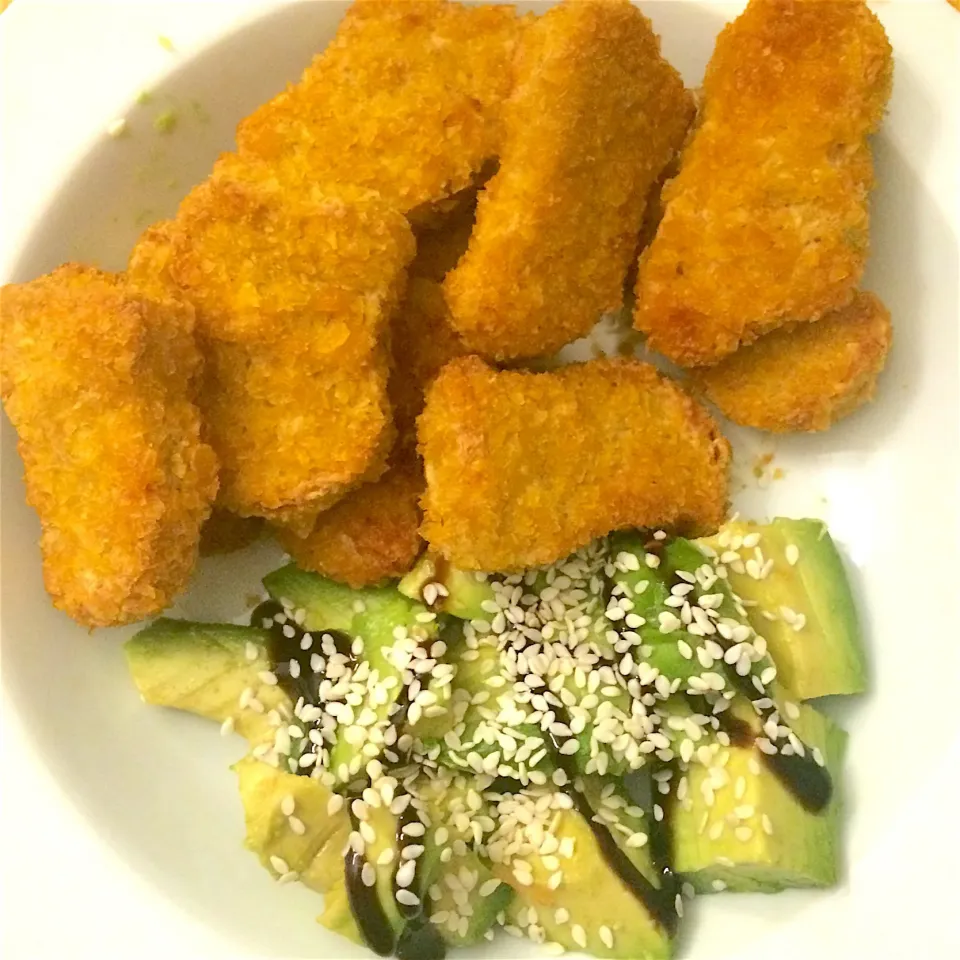 Vegan nuggets and avocado with balsamic vinegar and sesame seeds 🌱👌🏼|MissYumYumさん