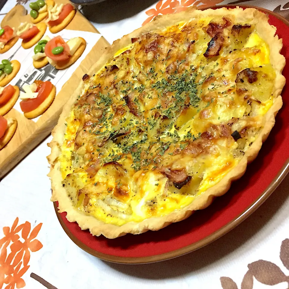 Snapdishの料理写真:じゃがいも、玉ねぎ、ベーコンのキッシュ|奏 kanadeさん