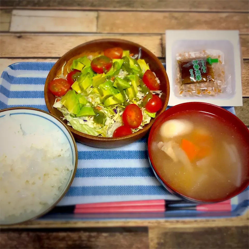 Snapdishの料理写真:朝ごはん！納豆 豚汁 アボカドとトマトのサラダ🥗|いず⋈ + ゜さん