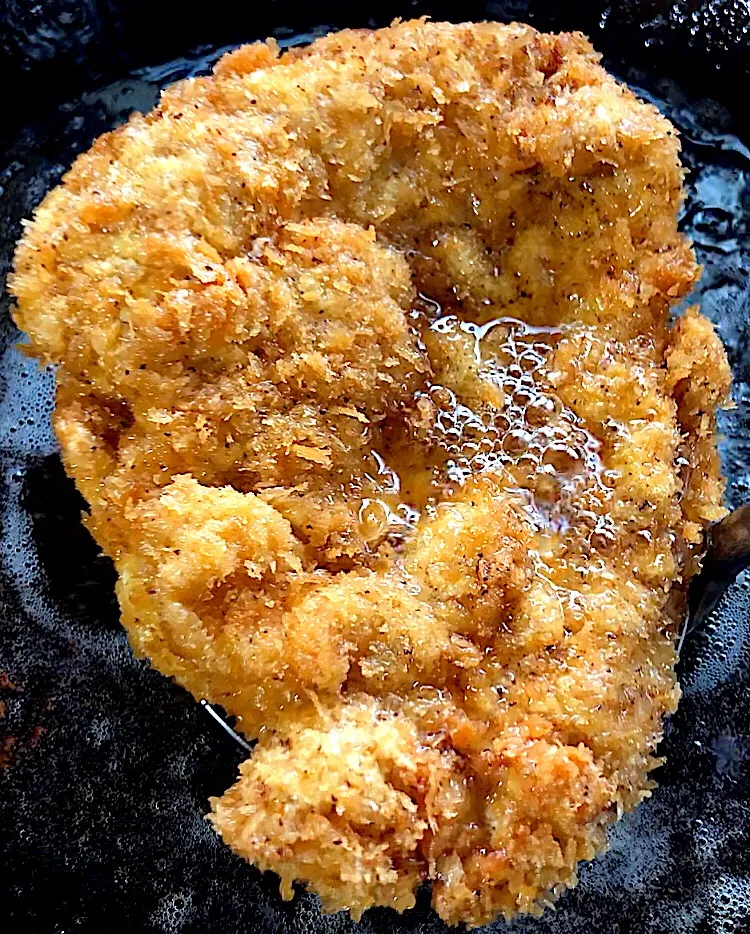 チキンカツを揚げる🍗🎥↓|ガク魁‼︎男飯さん