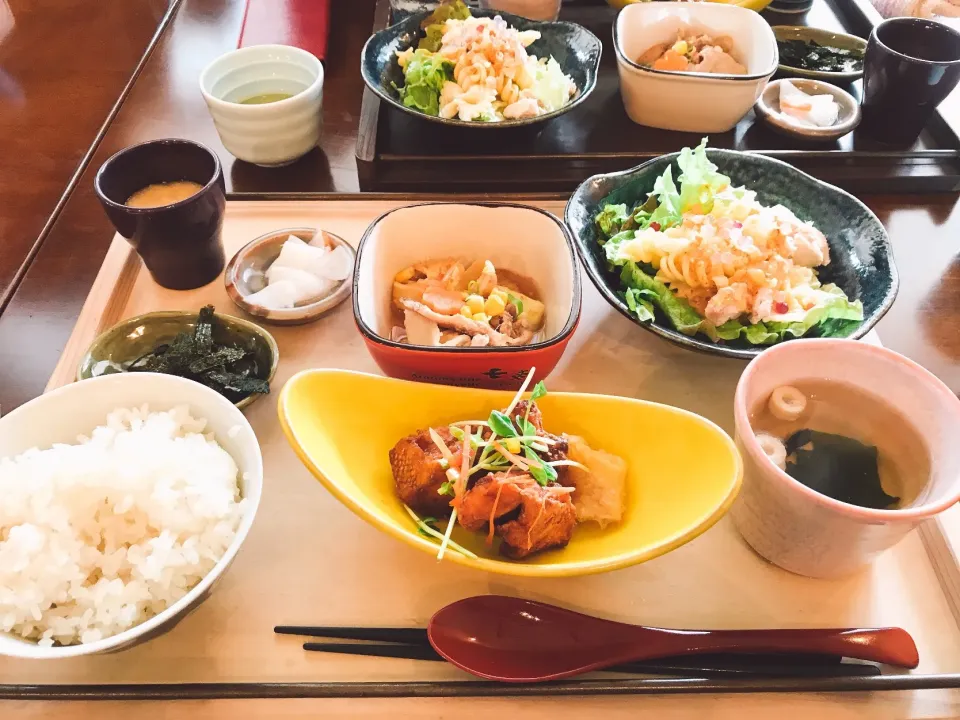 日替わり昼ごはん
鮭の竜田揚げ
豚肉のピリ辛生姜焼き|ちゃみこさん