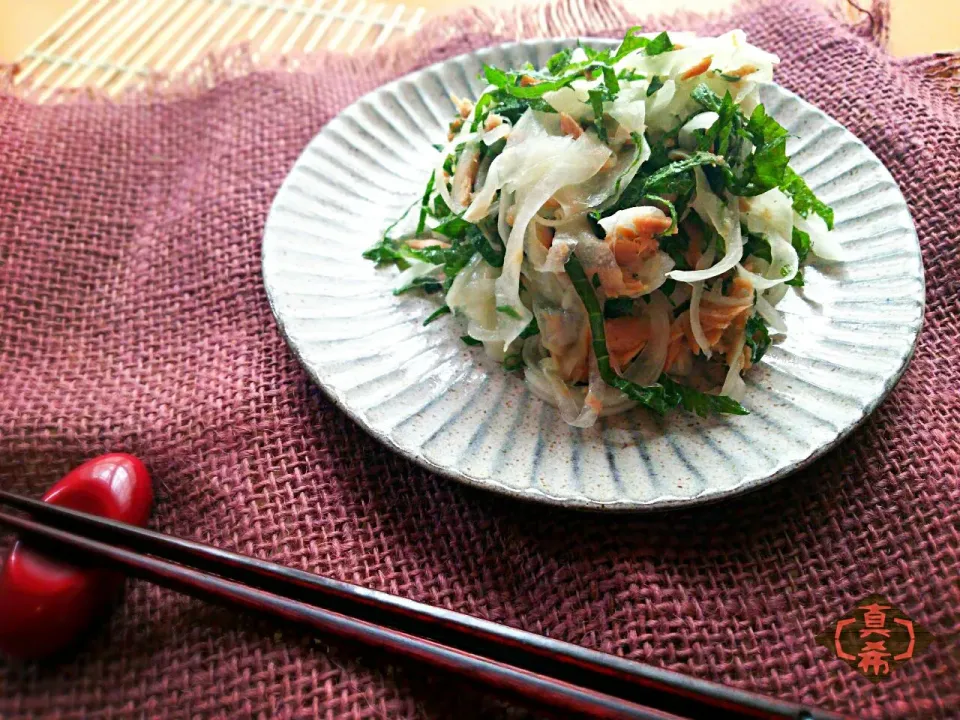 Snapdishの料理写真:めぐチー🌿の大根と大葉のツナサラダを新玉ねぎプラスで✨|真希さん