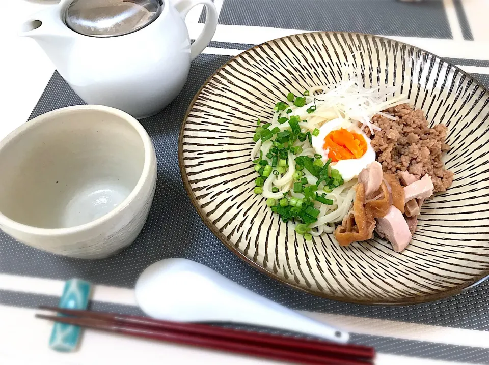 Snapdishの料理写真:お昼ごはん。稲庭うどんがあったので、肉味噌うどんに。味変でカップに取り分けて、温かい出汁をかけても。|yukiさん