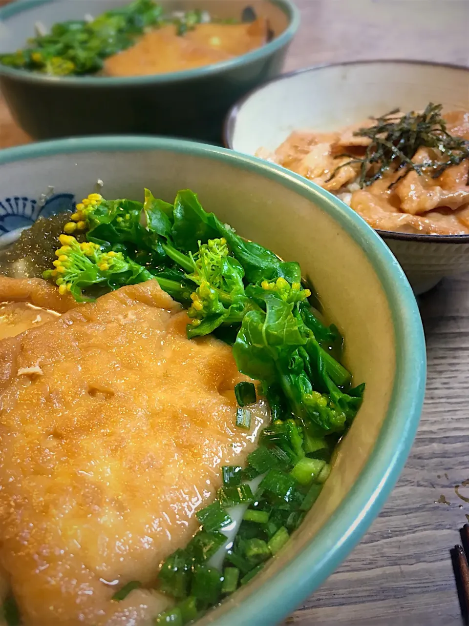 Snapdishの料理写真:休日のお昼ごはん
・きつねうどん 菜の花添え
・トン丼|akiさん