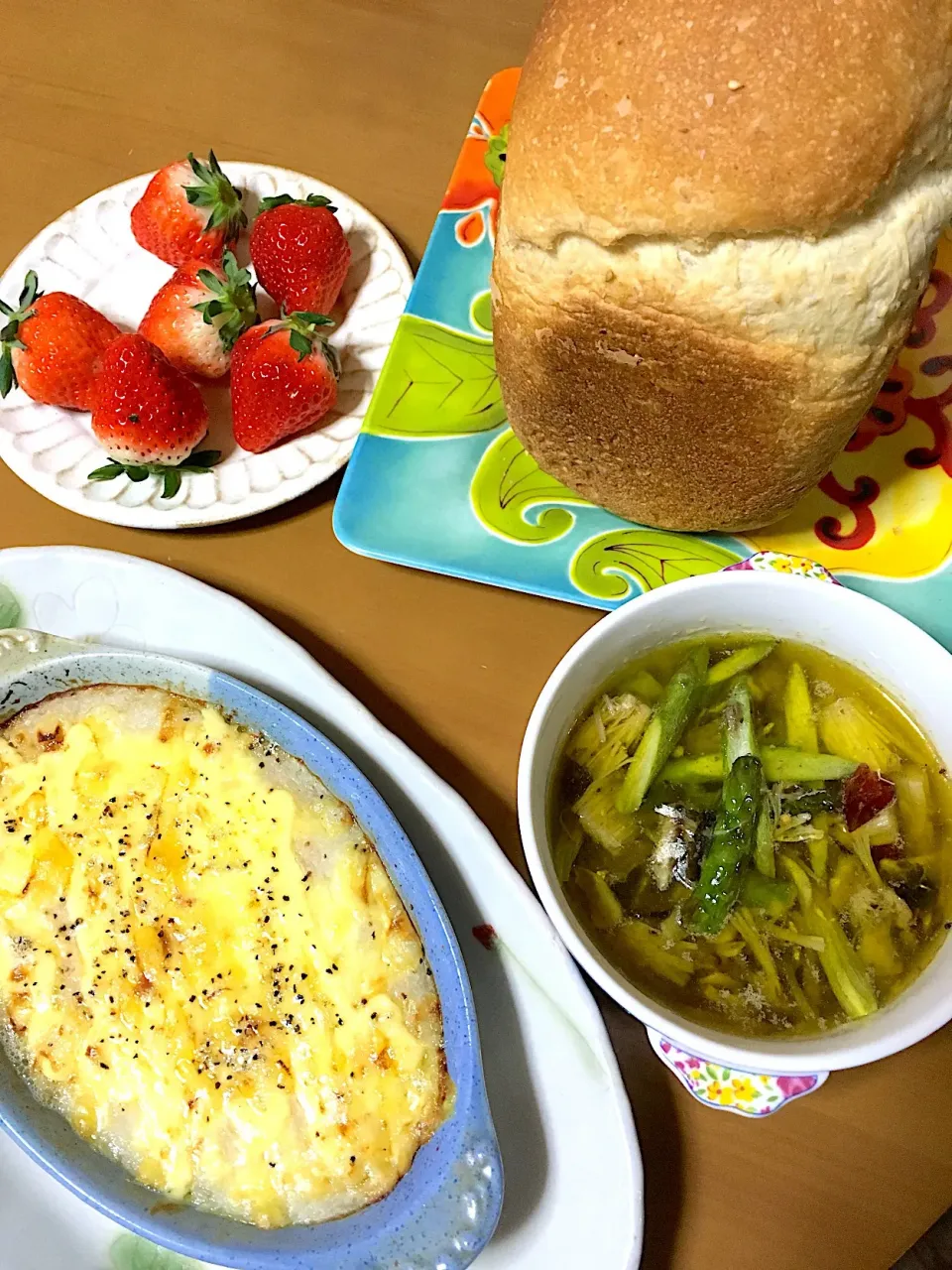 オイルサーディンとアスパラのアヒージョ＊焼きたて胡麻食パン🍞＊山芋だけの贅沢グラタン＊苺|さくたえさん