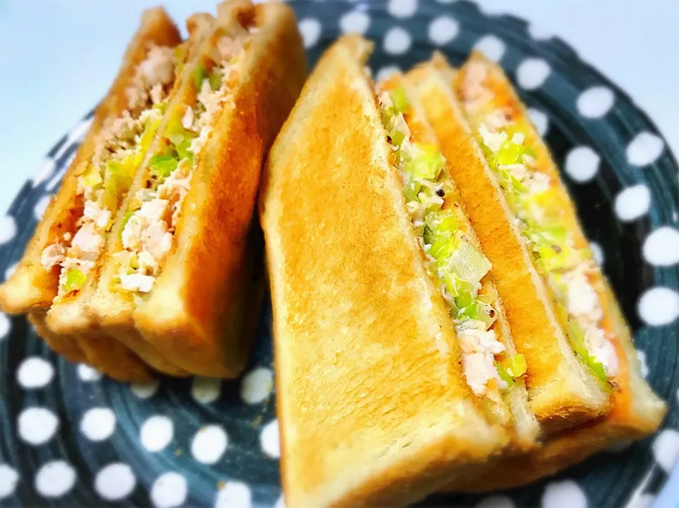 チキンとコールスロー のクラブサンドイッチ🍞 (๑˃̵ᴗ˂̵)و|bamazooさん