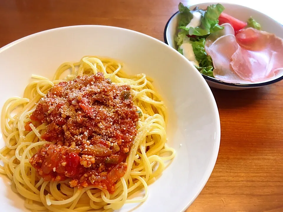 Snapdishの料理写真:3/10 ランチ♪ ミートソーススパゲッティ  生ハムサラダ|ikukoさん