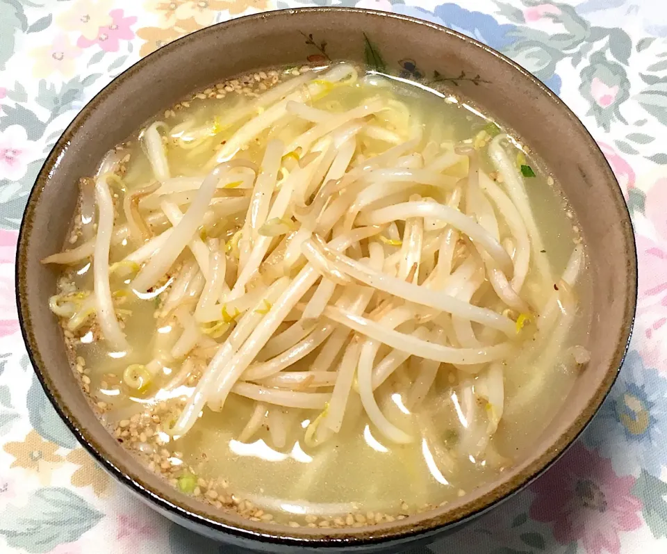 サッポロ一番しおラーメン🍜もやしのせ|ゆうじ.さん