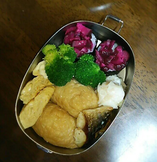 旦那弁当🍱
  おいなりさんと漬け物軍艦😃|miimiさん