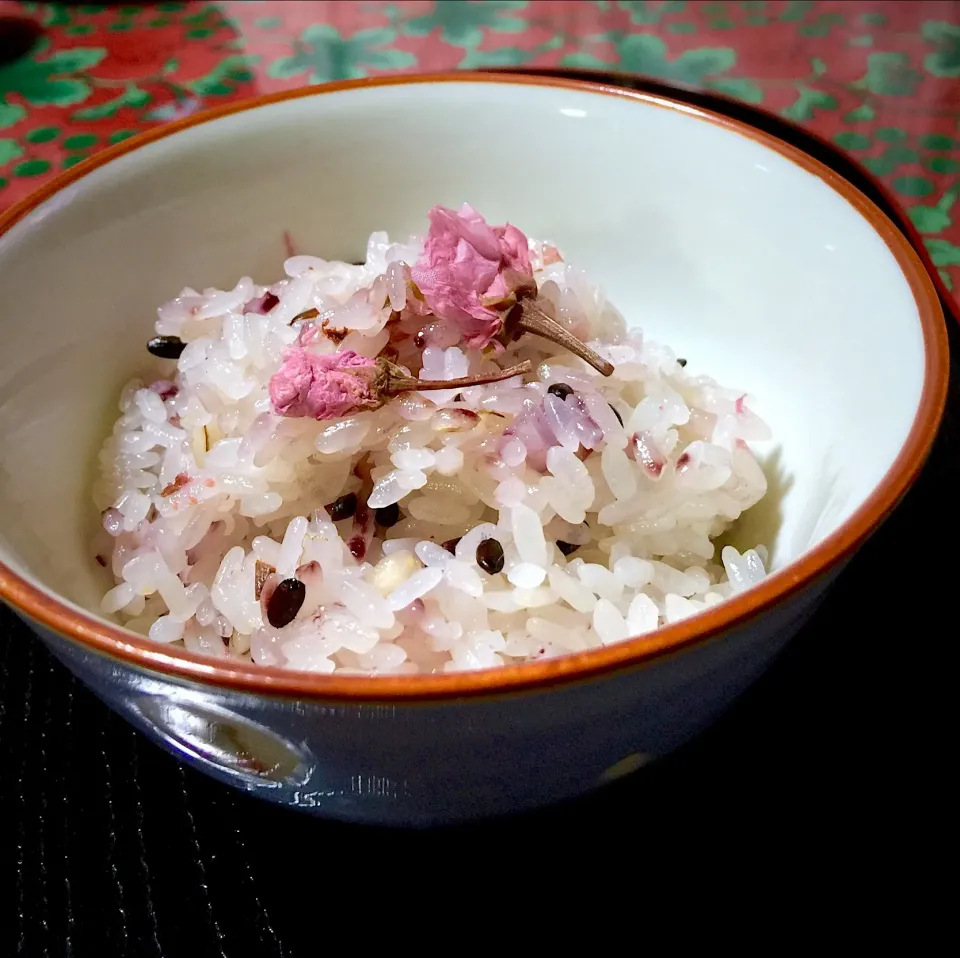 🌸桜おこわ...二日前に試食会で美味しくいただいた桜おこわを自分なりに炊いてみました🌸💕  美味しくできました👏|keikoさん