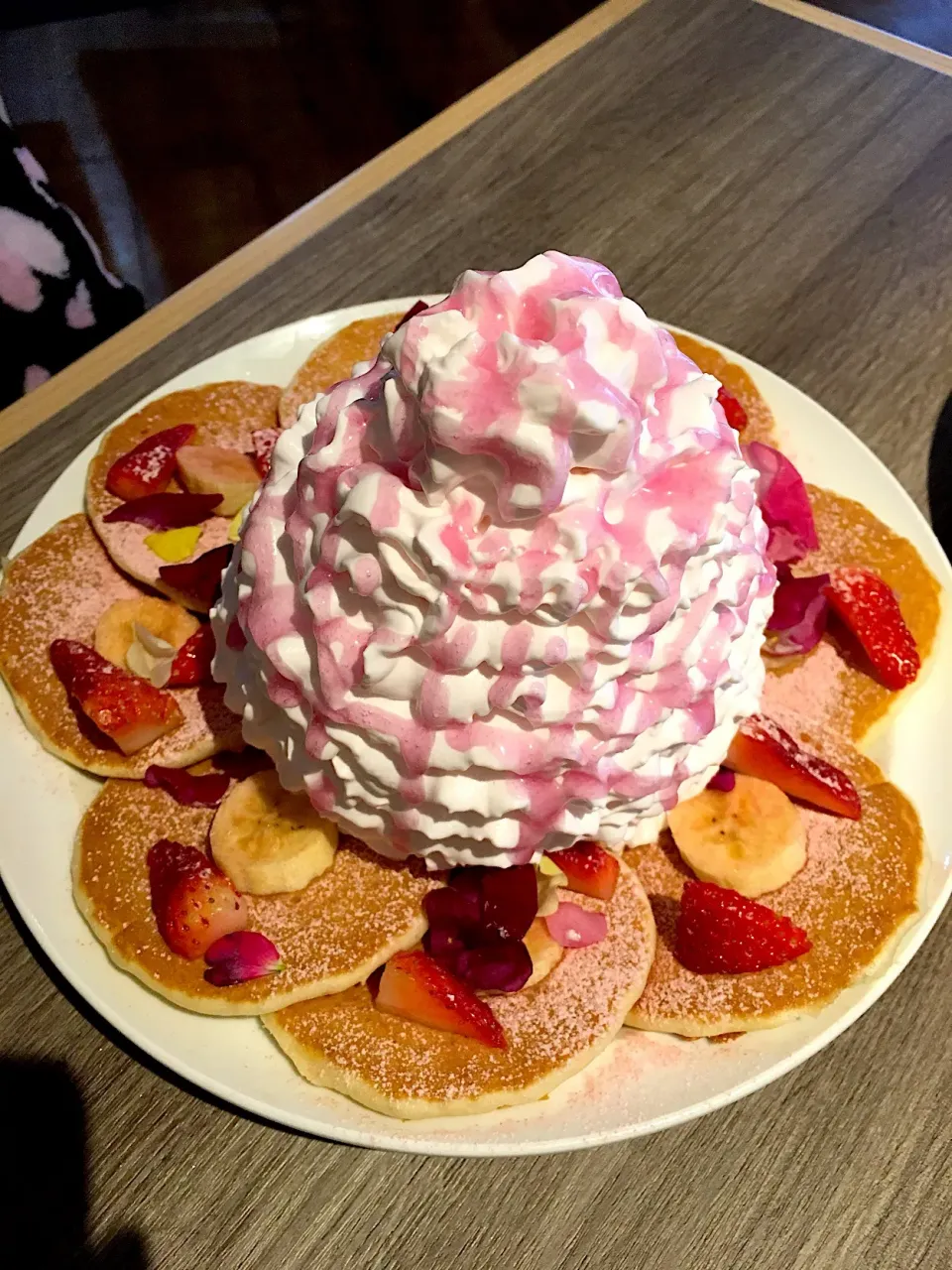 Eggs'n Things  8thアニバーサリー 桜とフレッシュフルーツのパンケーキ #Eggs'nThings #パンケーキ #8thおめでとう #原宿店限定 #エッグスンシングス|こむぎさん