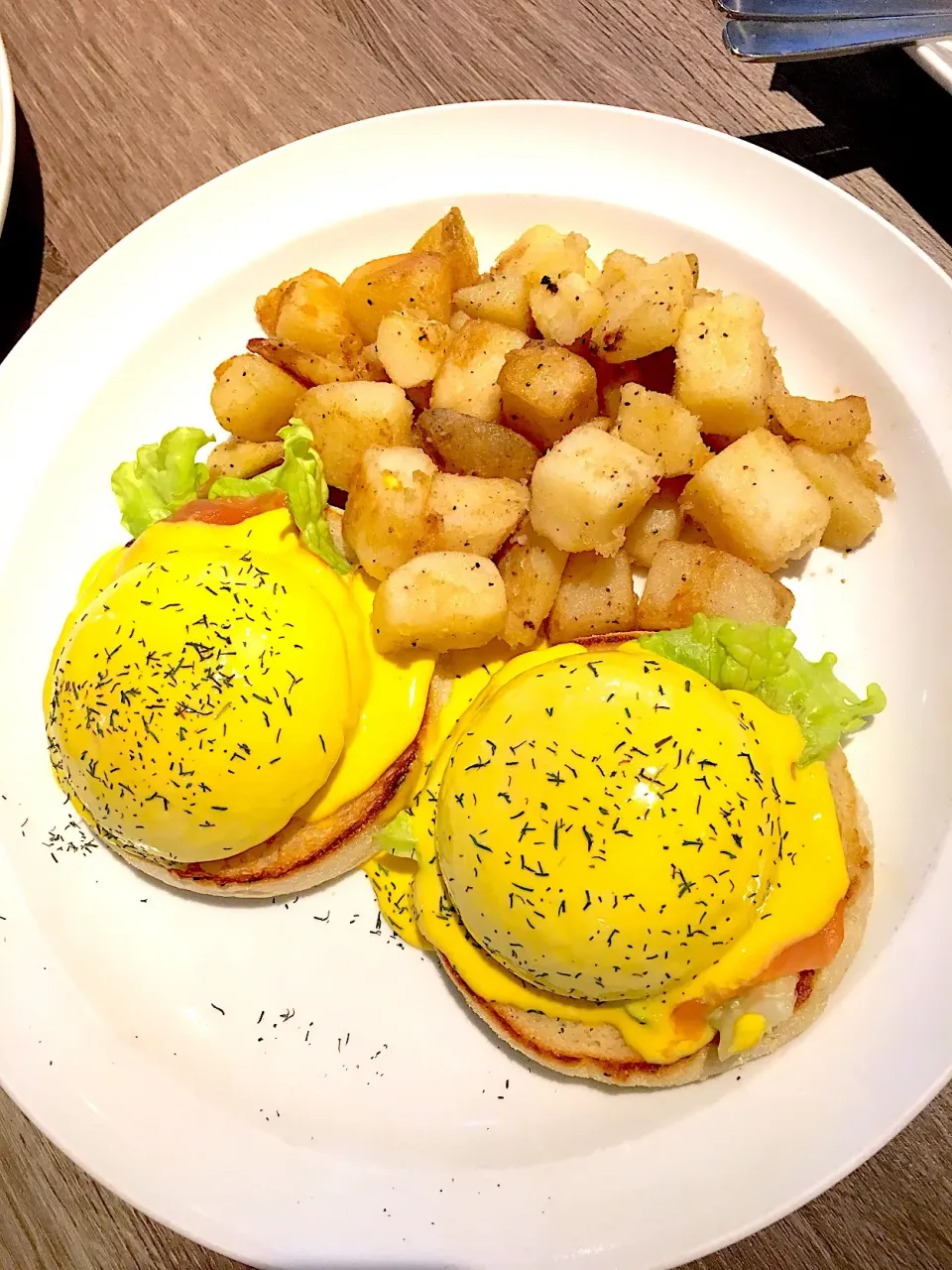 Snapdishの料理写真:Eggs'n Things スモークサーモンとアボカドのエッグベネディクト  #Eggs'nThings  #エッグベネディクト #エッグスシングス|こむぎさん