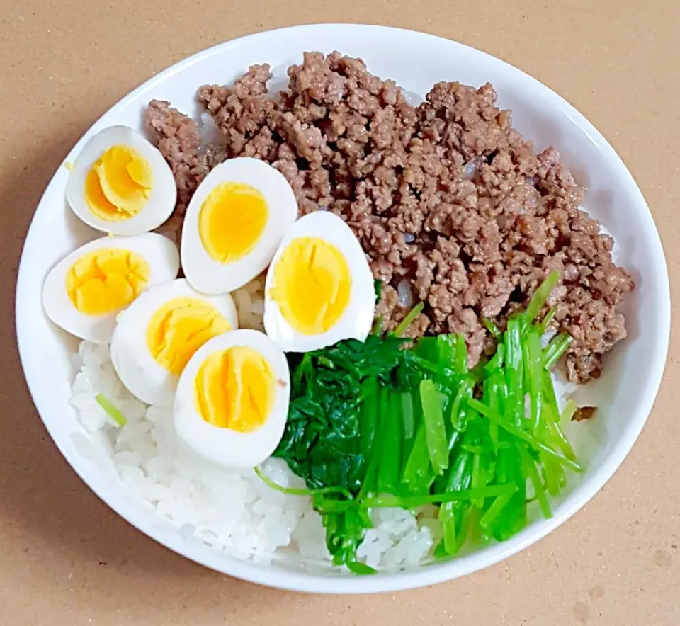 肉そぼろとうずらの卵の丼|ナナさん