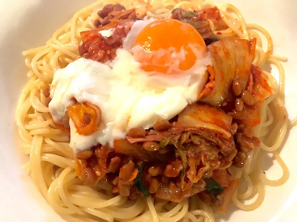 Snapdishの料理写真:キムチ納豆パスタ温玉のせ  #スキレット  #ロッジ #パスタ #和風パスタ #納豆 #キムチ|角康広さん