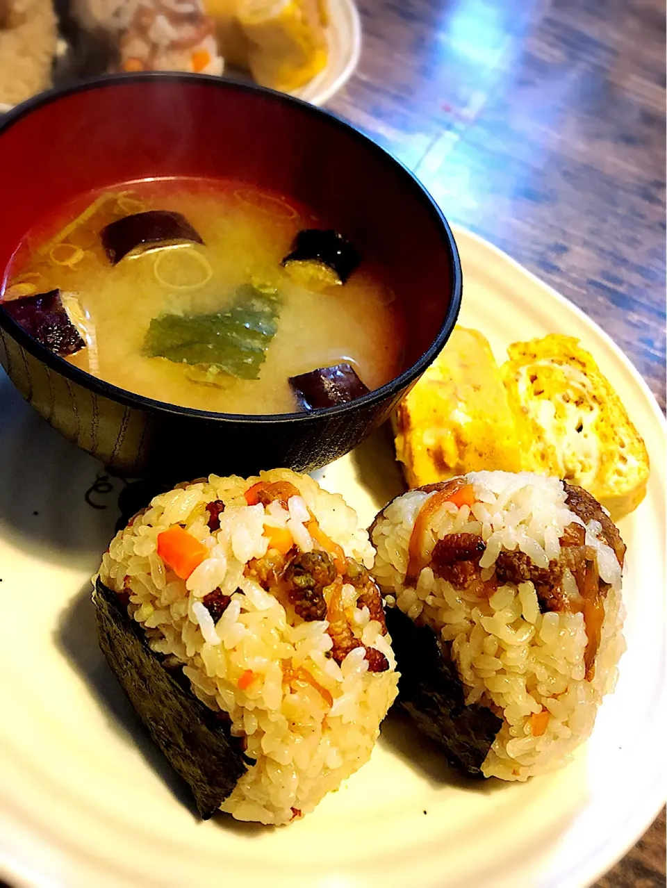 土筆ご飯のおにぎり、胡麻入り卵焼き、揚げ茄子のお味噌汁|パンダ母さん🐼さん