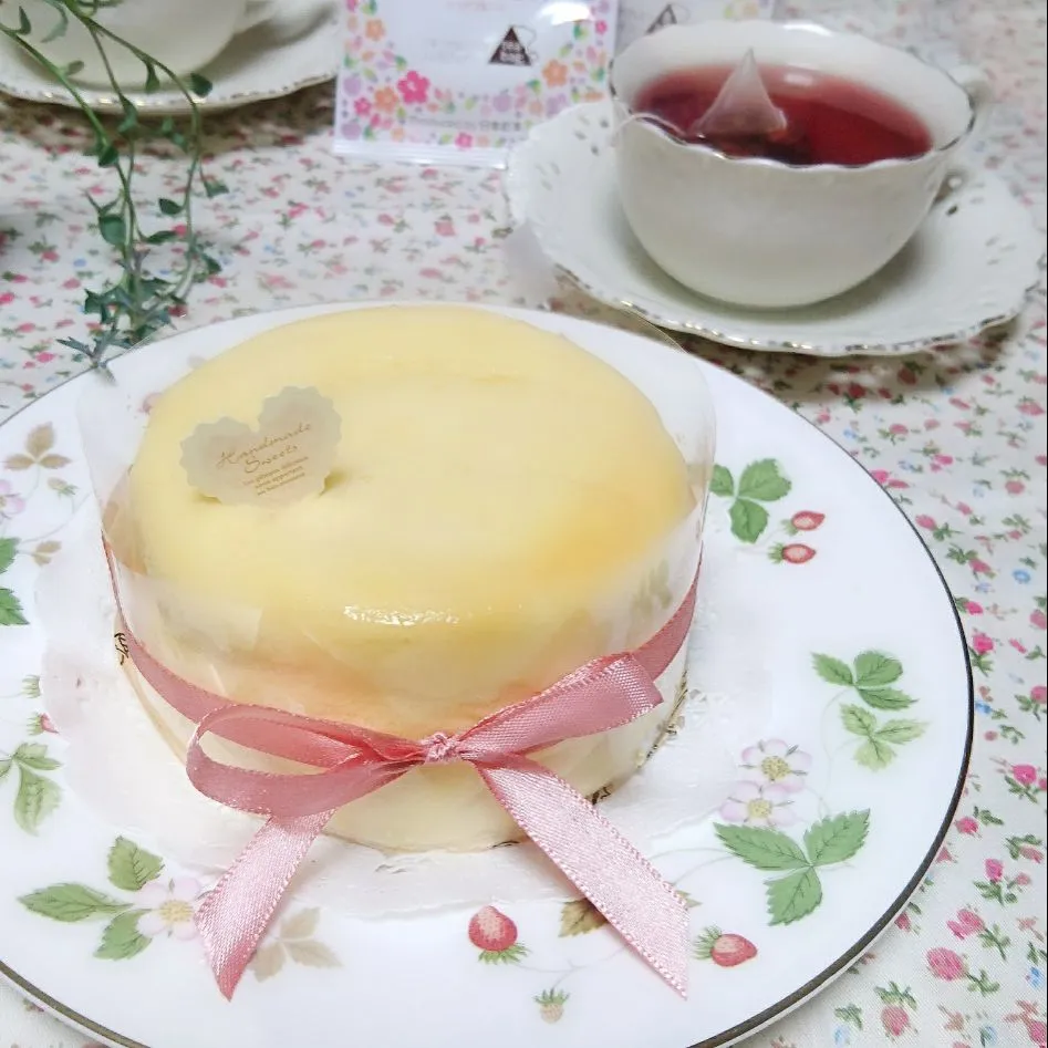 材料3つで、ふわしゅわホワイトチョコのミルキースフレチーズケーキ 林檎コンポート入り😋💕💕|sakurakoさん