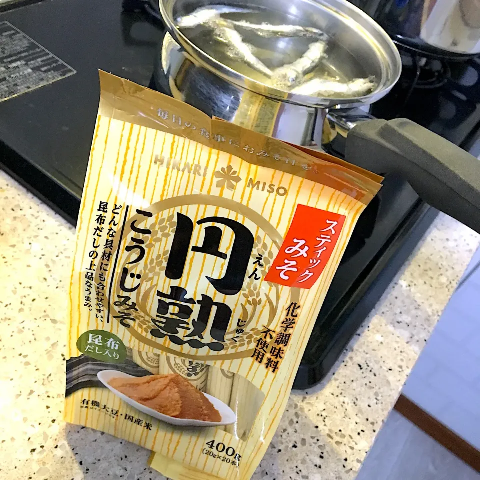 いりこで出汁をとり、スティック味噌でお味噌汁|しーさん