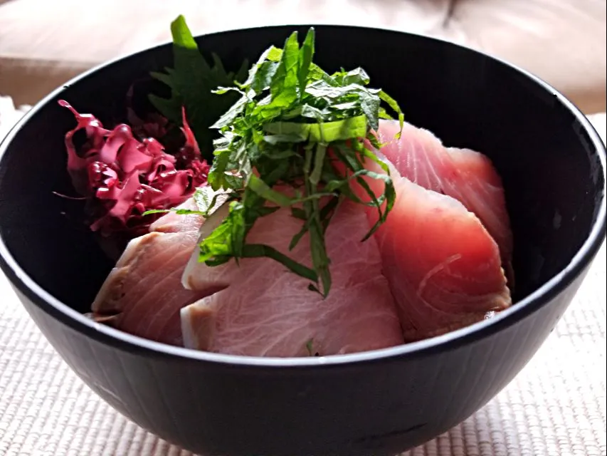 Snapdishの料理写真:ハマチ丼|しあるさん