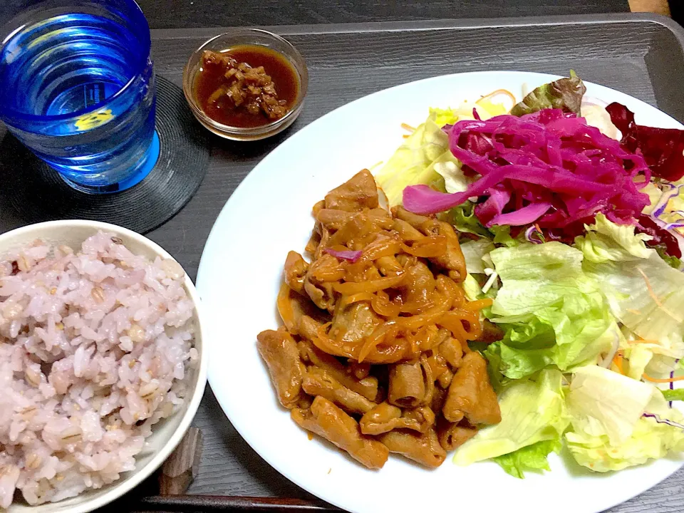 モツと玉ねぎの味噌炒め
紫キャベツのピクルス
10品目の野菜サラダ🥗
刻み生姜の醤油漬け
雑穀ごはん|yumyum😋さん