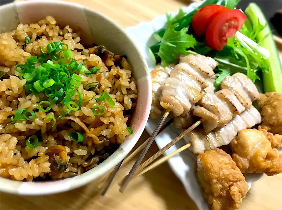 Snapdishの料理写真:あさりの珍味の炊き込みご飯と焼きトンと唐揚げ|にゃるさん