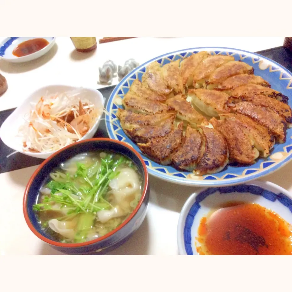 焼きは、しそ餃子と、小エビのアミを入れたものとノーマルの三種。
水餃子はプリプリのエビを使って。
小鉢はチャーシュー、白髪ねぎを乗せて。|Takeshi  Nagakiさん