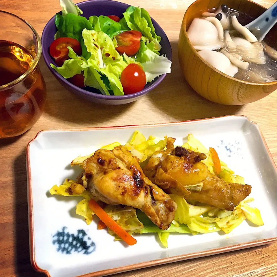 Snapdishの料理写真:手羽元とキャベツのカレソテー／野菜サラダ／水餃子と春雨としめじの中華風スープ|mogwaiさん