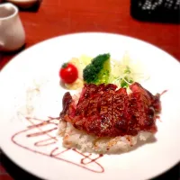 Snapdishの料理写真:ステーキ丼🥩💕
ほとんど次男坊に食べられました💧|くらゆうさん