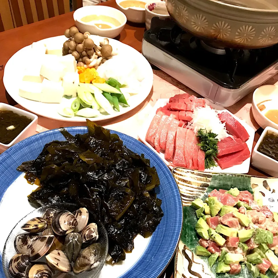 今日のお夕飯
今が旬の生わかめと
はまぐりのしゃぶしゃぶ🍲
本鮪の赤身 中とろ 大とろの食べ比べ🐟
アボカドとマグロの和え物|mokoさん