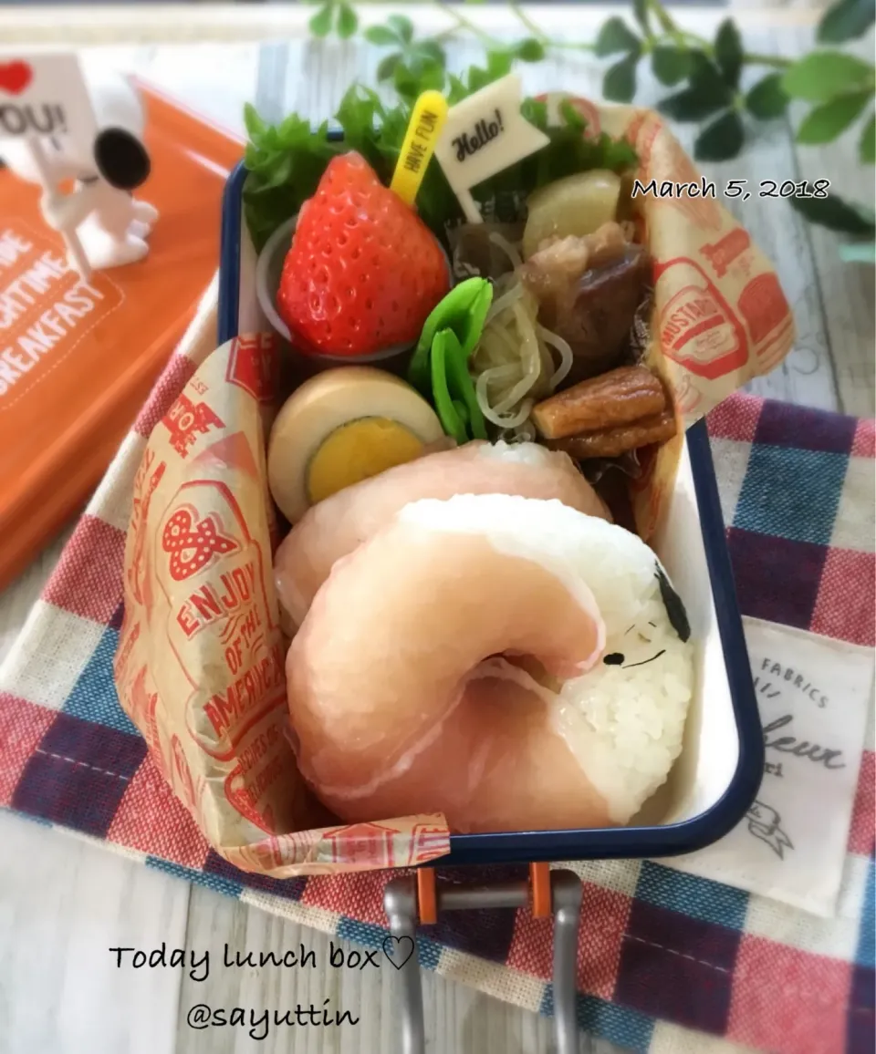 Snapdishの料理写真:ドーナツおにぎりのおべんとう♡
 #女子中学生弁当 #娘弁当 #キャラ弁# #スヌーピー #おにぎり弁当|sayu♡さん