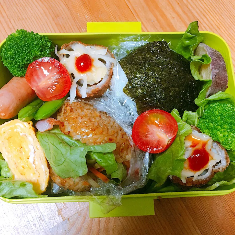 Snapdishの料理写真:チーズカツ。きんぴら焼きおにぎり弁当。|るりさん