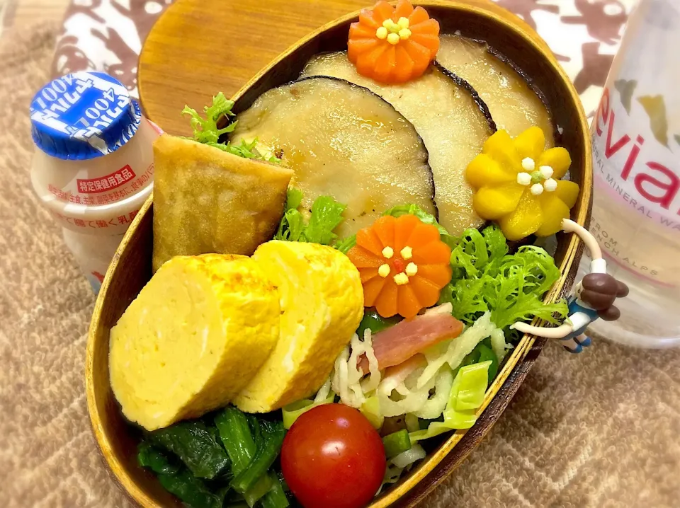 巨大肉厚しいたけのバター醤油焼き&辛子高菜餃子春巻き&切り干し大根のペペロン炒め&出汁巻き玉子&ほうれん草の辛子和え&人参飾り切り煮&わさび菜&プチトマト🍅のダーリンお弁当♪

 #弁当  #フチ子 #巨大肉厚しいたけ祭り|桃実さん