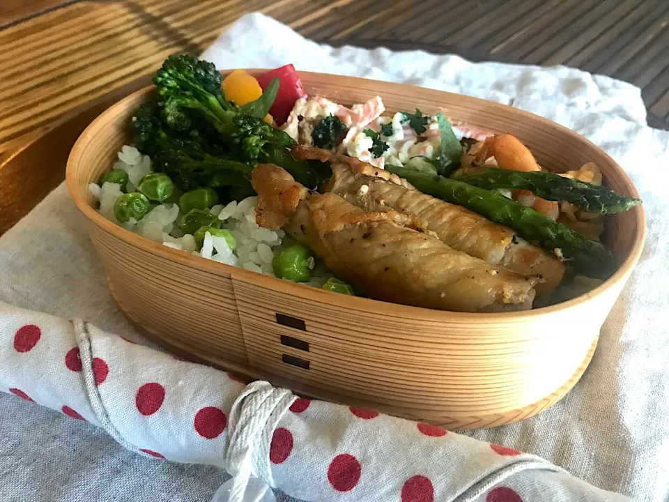 Snapdishの料理写真:スティックセニョールの肉巻き弁当|よっすぃさん