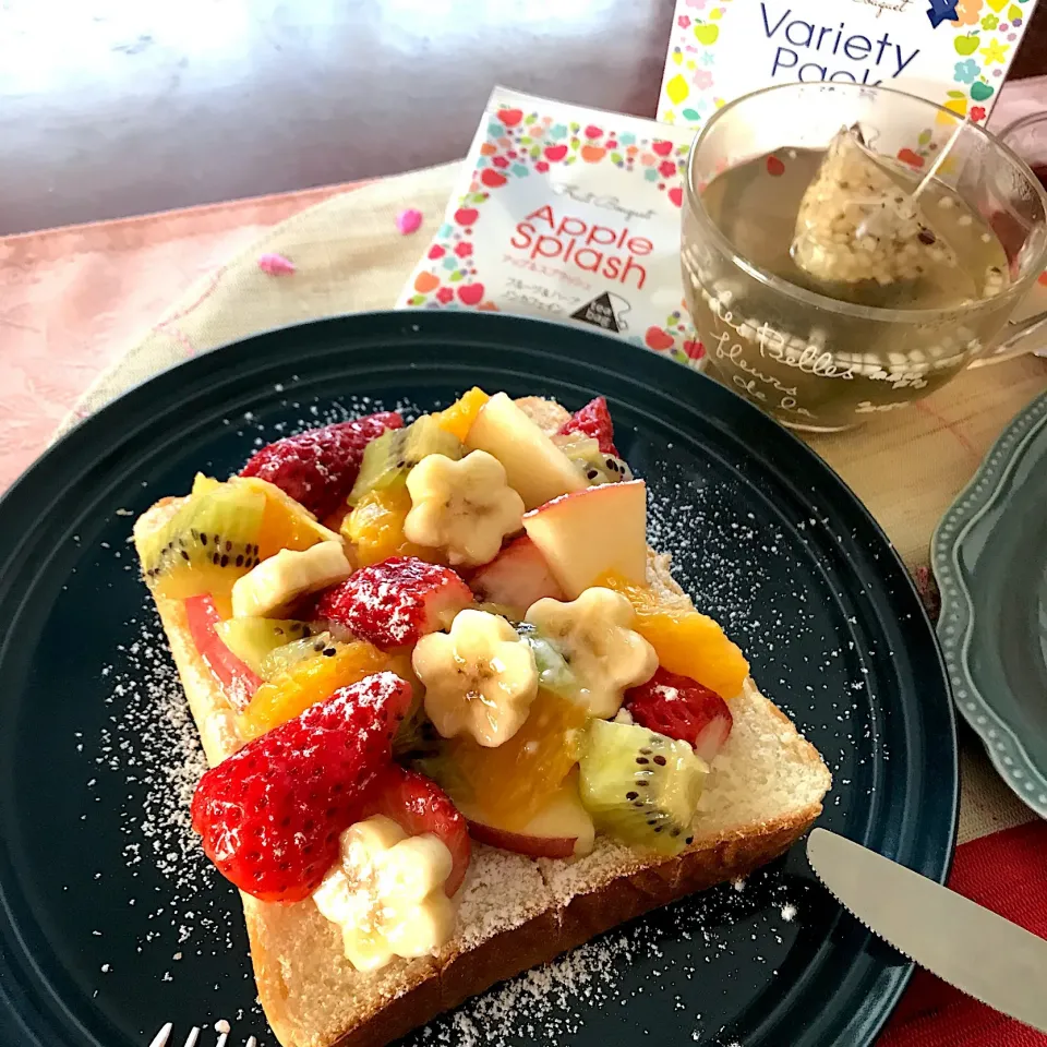 Snapdishの料理写真:フルーツたっぷりトースト🍞 サワークリームと一緒にたくさんのフルーツ🍓🍌🥝✨元気になれるApple  Splashのフルーツハーブティーと一緒にいただきます🙏😋ハーブティーのアップルの香りがオープンサンドのフルーツたちをより ひきたててくれました😊ゆっくりめな朝にもぴったり💖|mokoさん