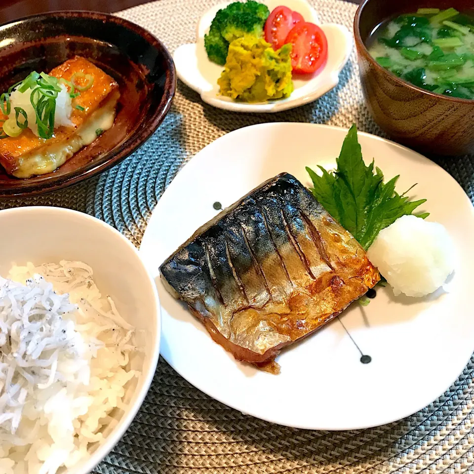 Snapdishの料理写真:鯖の塩焼き定食😋|さくたんさん